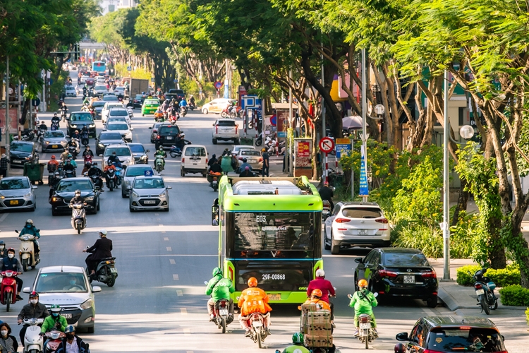 Người dân thủ đô háo hức khám phá xe buýt không khói đầu tiên ở Việt Nam