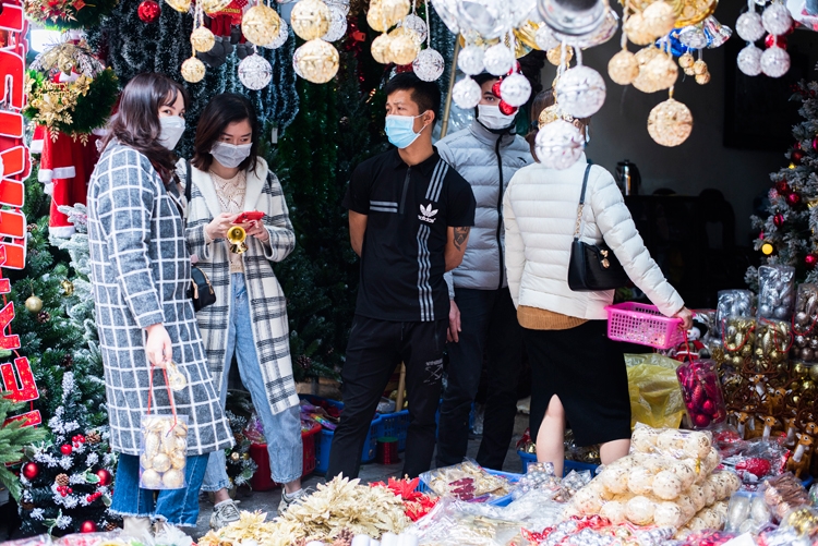 Tiểu thương phố Hàng Mã lo âu ngày cuối năm