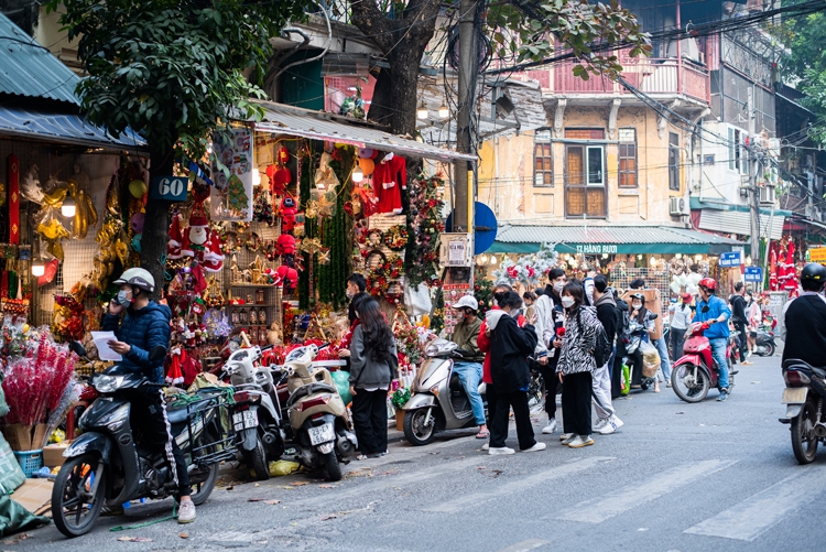 Tiểu thương phố Hàng Mã lo âu ngày cuối năm