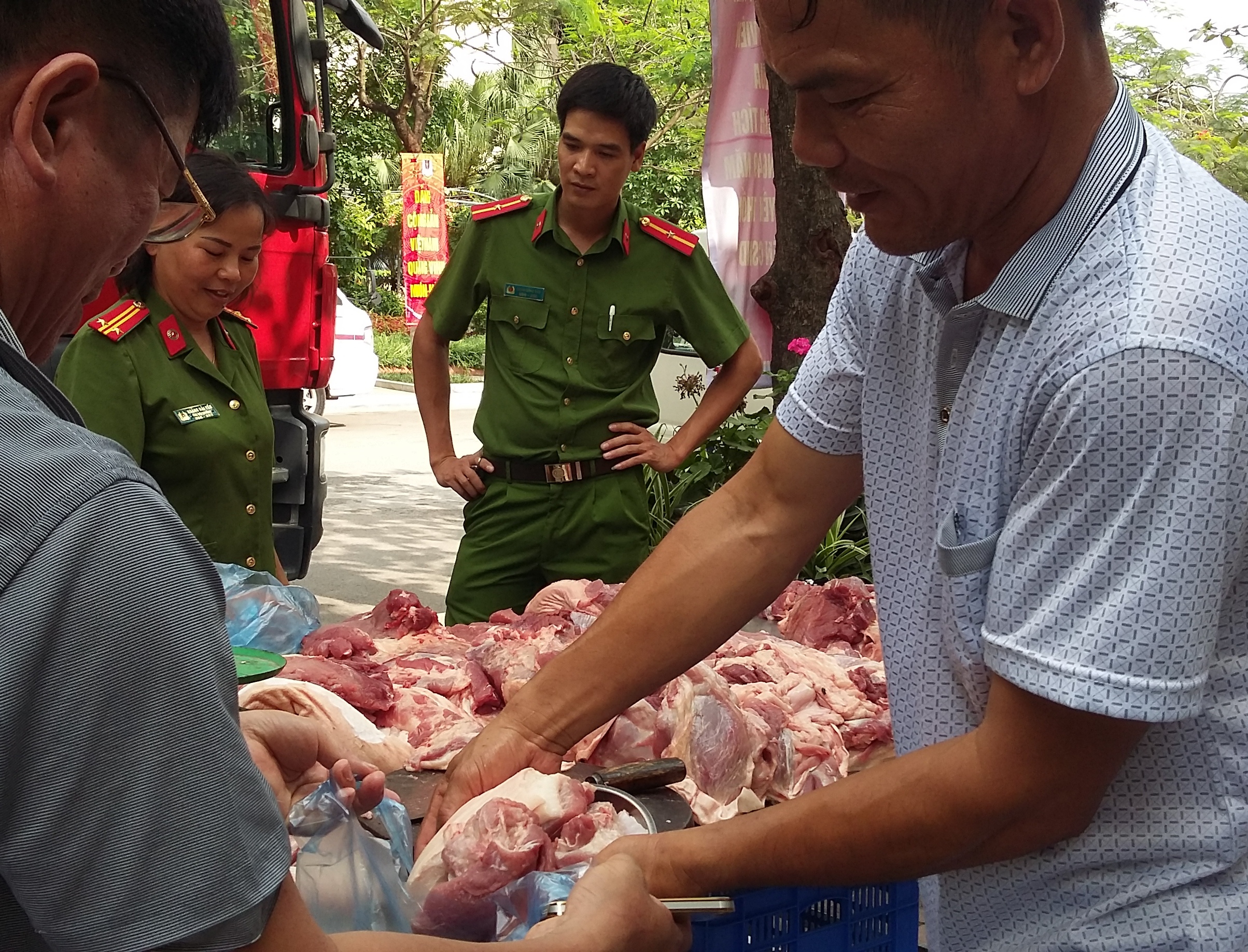 Học viện Cảnh sát nhân dân thu mua lợn giúp bà con vùng khó khăn