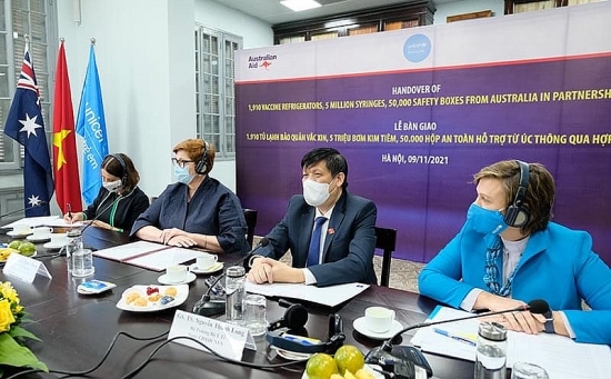 viet nam tiep nhan thiet bi day chuyen lanh vat tu tiem chung do australia va unicef ho tro