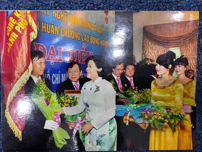 nguoi thoi hon vao nhung san pham trang suc