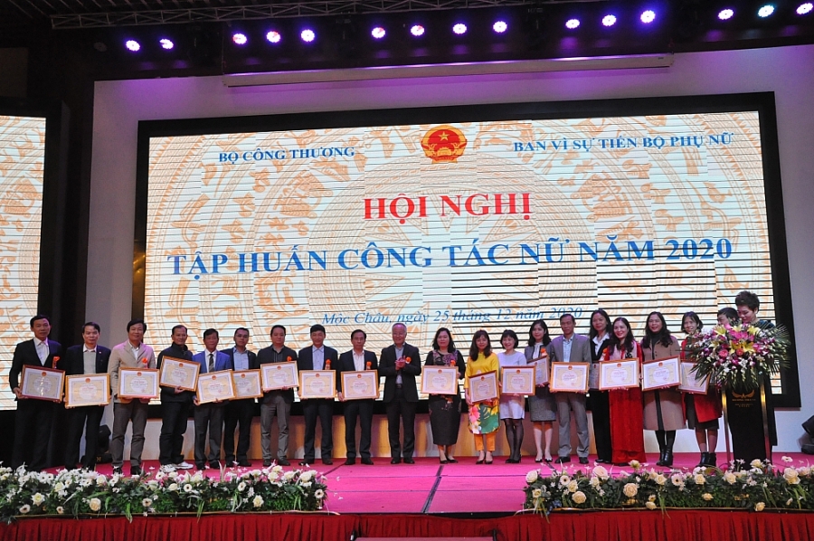 Thu hẹp khoảng cách giới, đề cao vai trò phụ nữ