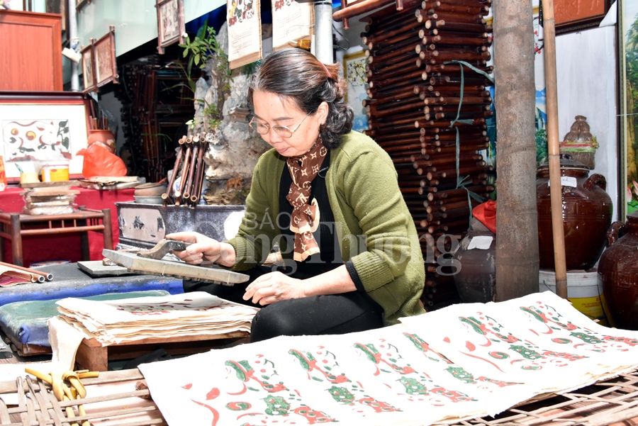 doc dao hinh tuong lon trong tranh dan gian dong ho