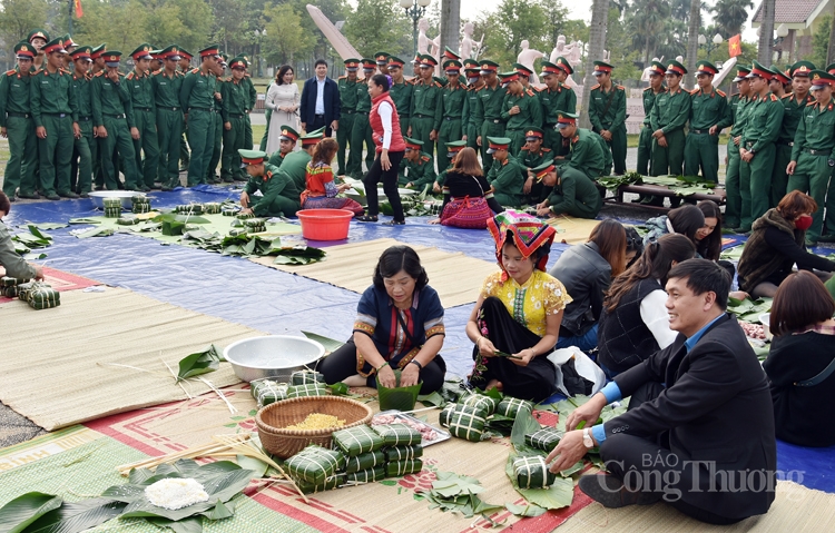 Gói bánh chưng xanh cùng người nghèo ăn Tết: Lan tỏa những hành động nhân ái