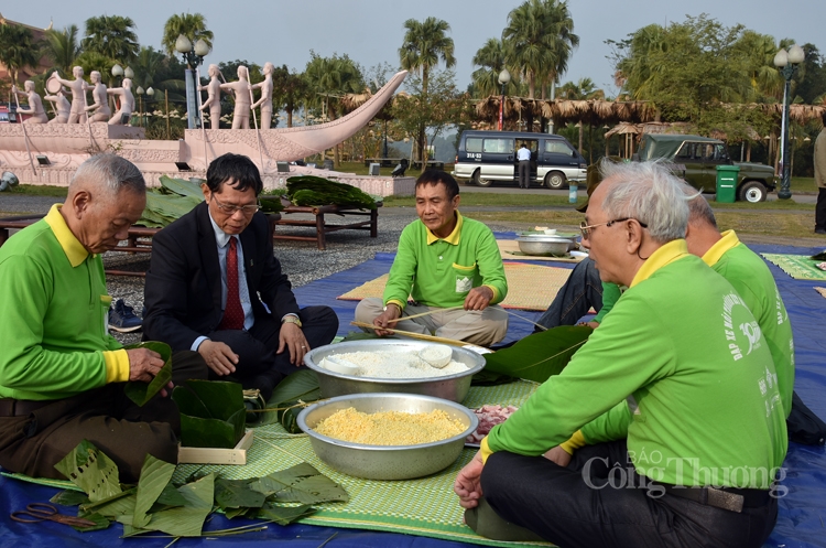 Gói bánh chưng xanh cùng người nghèo ăn Tết: Lan tỏa những hành động nhân ái