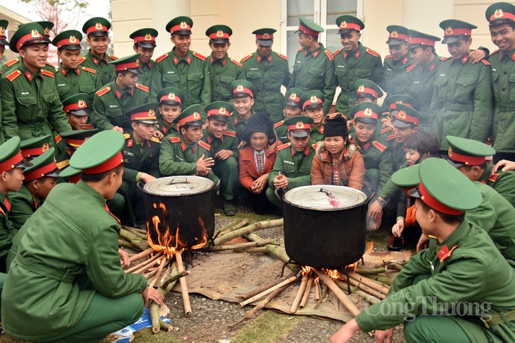 Gói bánh chưng xanh cùng người nghèo ăn Tết: Lan tỏa những hành động nhân ái