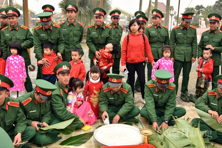 Gói bánh chưng xanh cùng người nghèo ăn Tết: Lan tỏa những hành động nhân ái