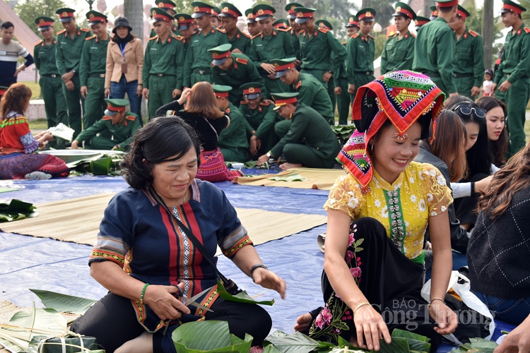 Gói bánh chưng xanh cùng người nghèo ăn Tết: Lan tỏa những hành động nhân ái