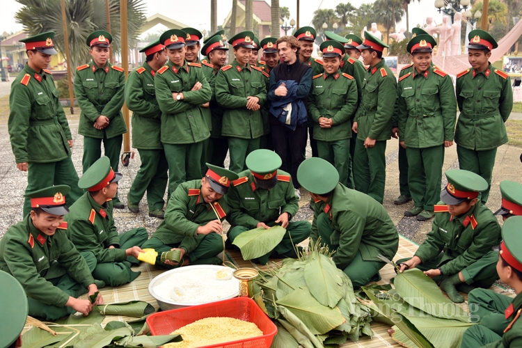 Gói bánh chưng xanh cùng người nghèo ăn Tết: Lan tỏa những hành động nhân ái