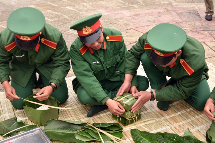 Gói bánh chưng xanh cùng người nghèo ăn Tết: Lan tỏa những hành động nhân ái