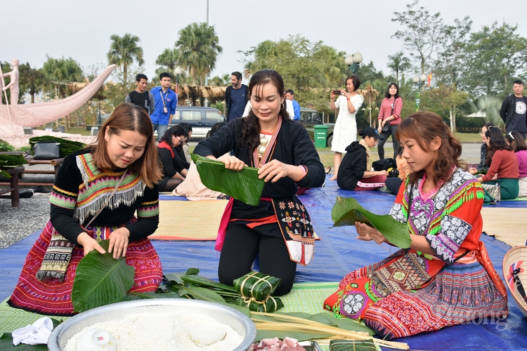 Gói bánh chưng xanh cùng người nghèo ăn Tết: Lan tỏa những hành động nhân ái