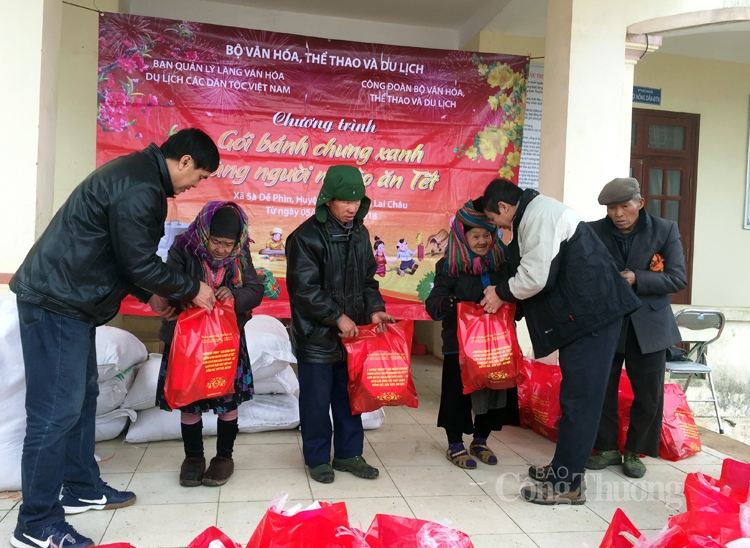 Gói bánh chưng xanh cùng người nghèo ăn Tết: Lan tỏa những hành động nhân ái