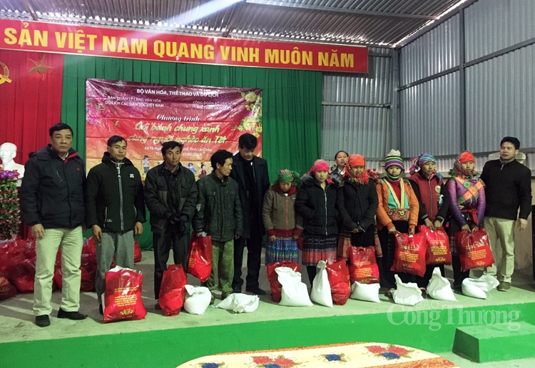 Gói bánh chưng xanh cùng người nghèo ăn Tết: Lan tỏa những hành động nhân ái Gói bánh chưng xanh cùng người nghèo ăn Tết: Lan tỏa những hành động nhân ái
