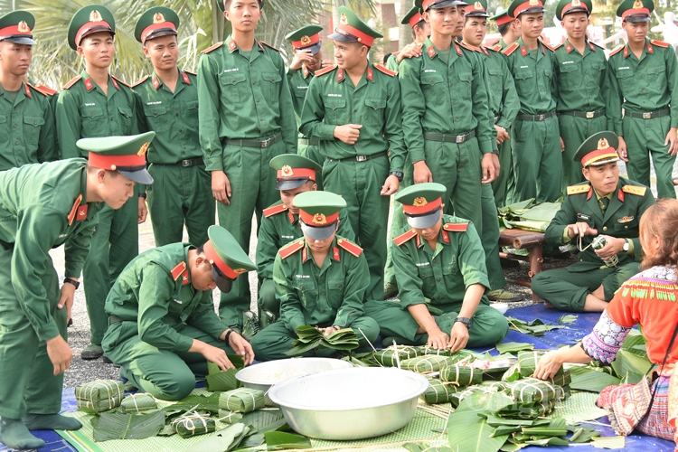 Gói bánh chưng xanh cùng người nghèo ăn Tết: Lan tỏa những hành động nhân ái