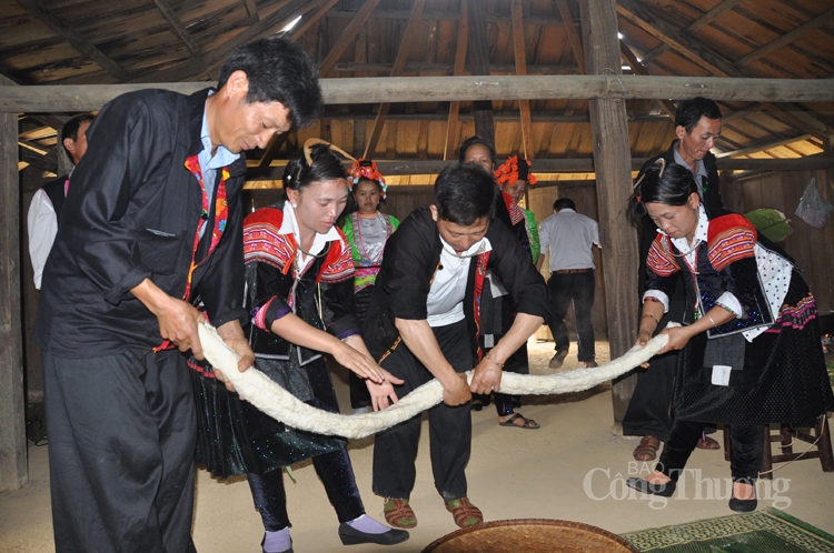 Bánh dày ngày Tết của đồng bào Mông