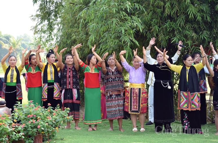 Trang phục, bức tranh đa sắc màu tại “Ngôi nhà chung”