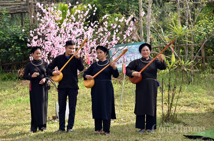 Trang phục, bức tranh đa sắc màu tại “Ngôi nhà chung”