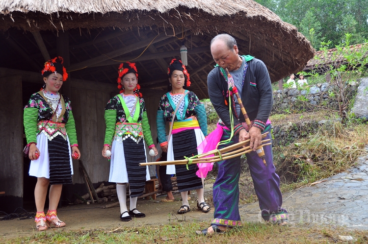 Trang phục, bức tranh đa sắc màu tại “Ngôi nhà chung”