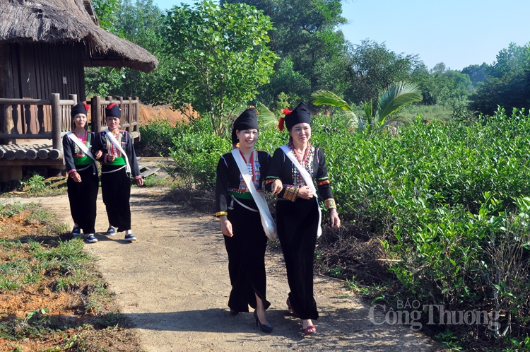 Trang phục, bức tranh đa sắc màu tại “Ngôi nhà chung”