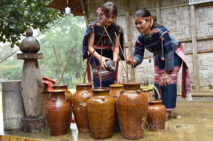 Chiếc vòng cầu hôn trong lễ cưới truyền thống của người Ba Na