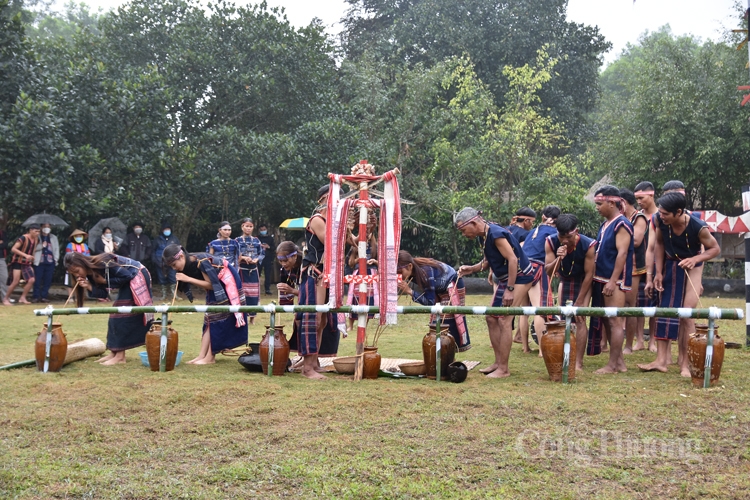 Chiếc vòng cầu hôn trong lễ cưới truyền thống của người Ba Na