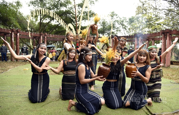 Chia sẻ, trao đổi kinh nghiệm trong lễ mừng lúa mới của dân tộc K’ho Chia sẻ, trao đổi kinh nghiệm trong lễ mừng lúa mới của dân tộc K’ho