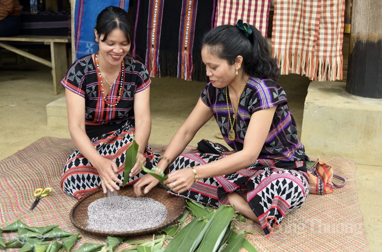 Tết Ariêu Aza - Lễ mừng lúa mới của đồng bào Tà Ôi Tết Ariêu Aza - Lễ mừng lúa mới của đồng bào Tà Ôi