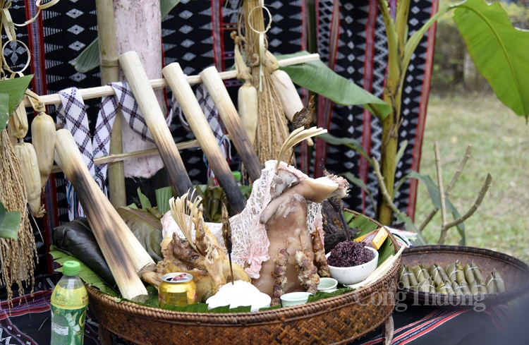 Tết Ariêu Aza - Lễ mừng lúa mới của đồng bào Tà Ôi Tết Ariêu Aza - Lễ mừng lúa mới của đồng bào Tà Ôi