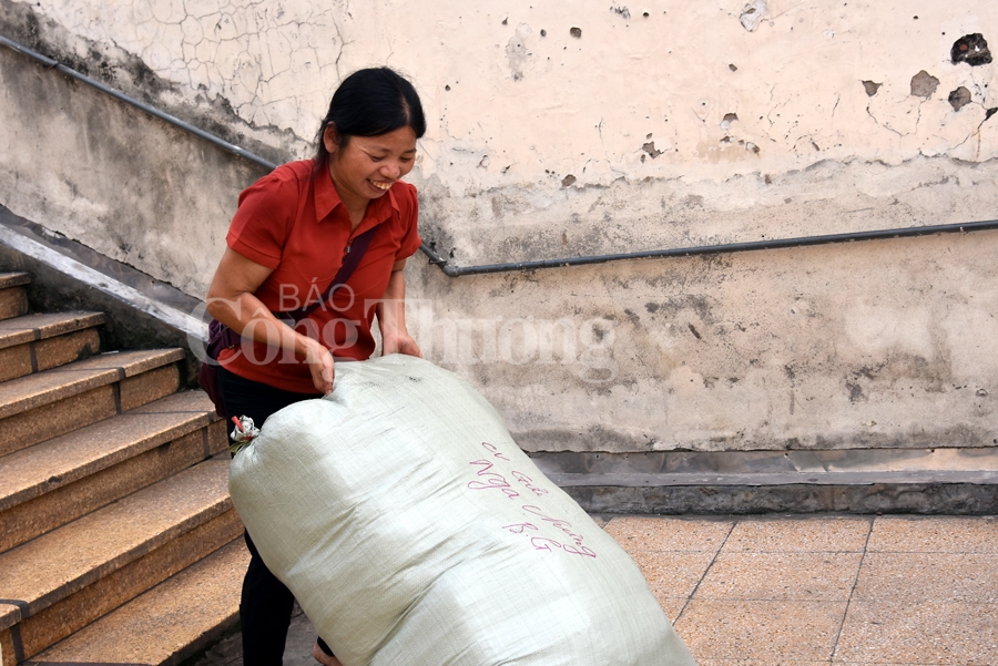 nhoc nhan nhung bong hong cuu van o cho long bien