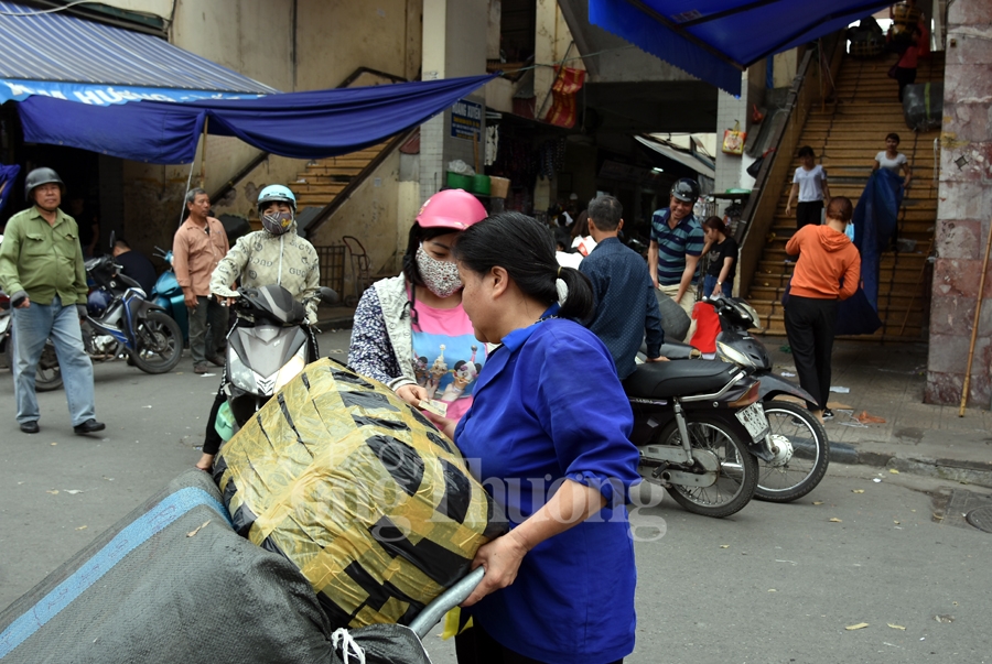 nhoc nhan nhung bong hong cuu van o cho long bien