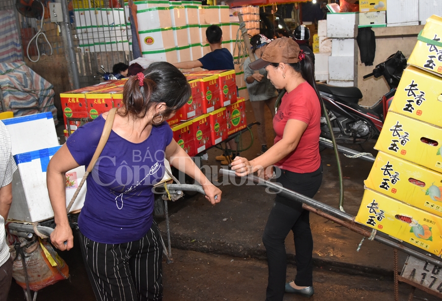 nhoc nhan nhung bong hong cuu van o cho long bien