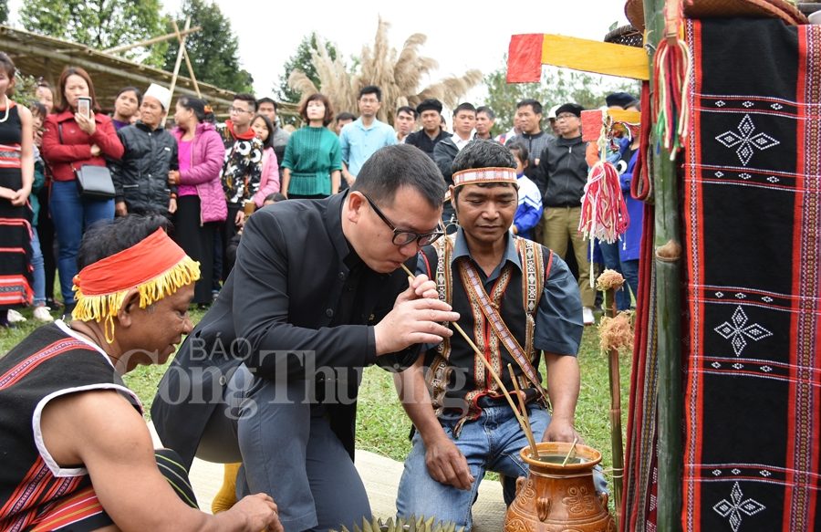 doc dao le tria hat cua dong bao tay nguyen