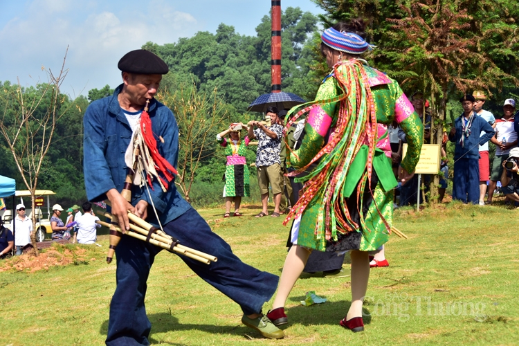 Múa khèn- nghệ thuật trình diễn dân gian của người Mông