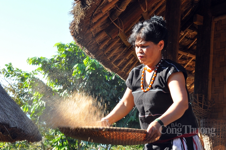 Độc đáo bánh tình yêu tại Làng Văn hoá - Du lịch các dân tộc Việt Nam