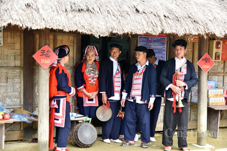 Hà Giang: Sắc màu độc đáo trong trang phục của phụ nữ Dao đỏ