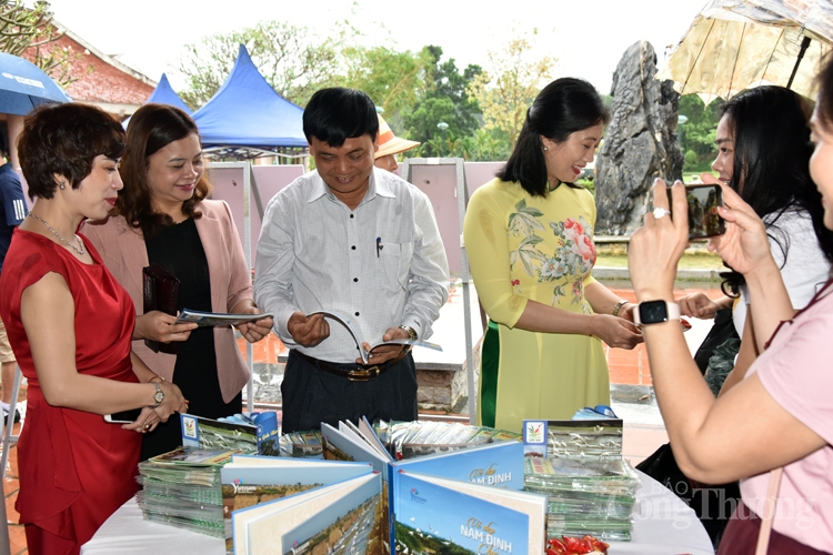 Triển lãm, trình diễn nhạc cụ các dân tộc Việt Nam Triển lãm, trình diễn nhạc cụ các dân tộc Việt Nam