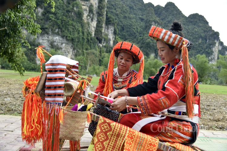 Sắc màu thổ cẩm Lâm Bình