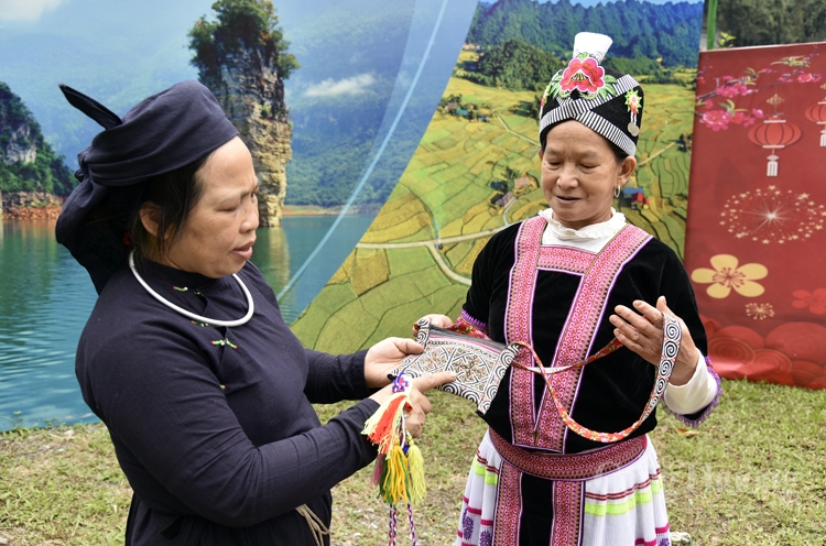 Sắc màu thổ cẩm Lâm Bình