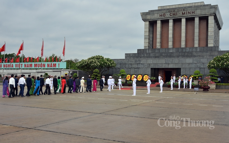 lanh dao dang nha nuoc vao lang vieng chu tich ho chi minh 137483