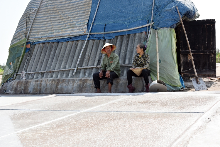 Một ngày cùng diêm dân trên cánh đồng muối Bạch Long Một ngày cùng diêm dân trên cánh đồng muối Bạch Long