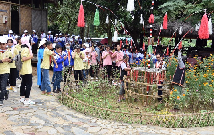 Tuổi thơ với ngày hè tại Làng Văn hóa