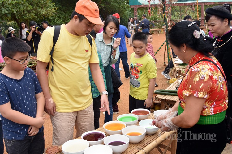 Tuổi thơ với ngày hè tại Làng Văn hóa