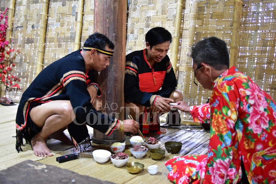 Tinh thần đoàn kết trong lễ kết nghĩa dân tộc Ê Đê