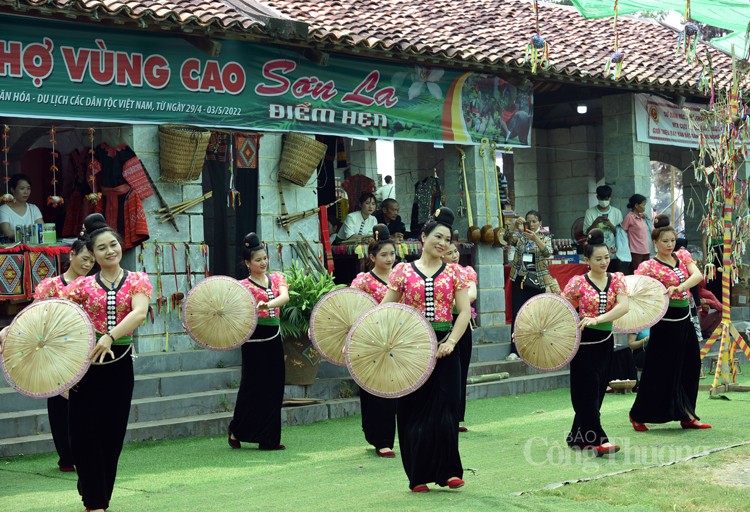 Vinh danh “Nghệ thuật Xòe Thái” Vinh danh “Nghệ thuật Xòe Thái”