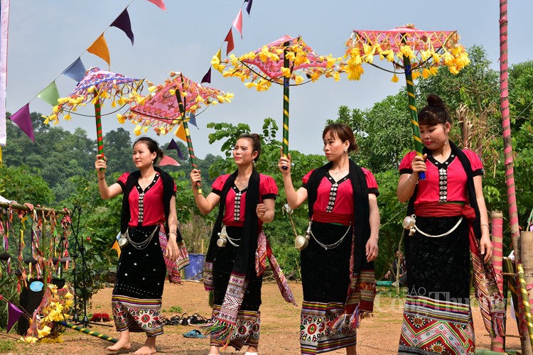 Vinh danh “Nghệ thuật Xòe Thái” Vinh danh “Nghệ thuật Xòe Thái”