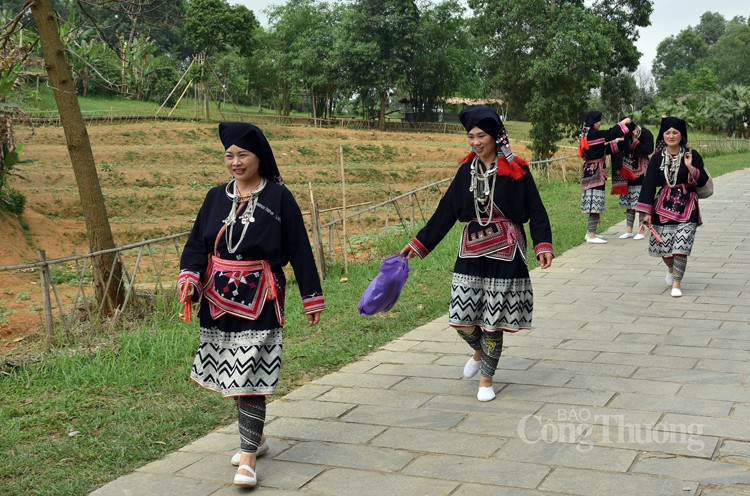 Nét khác biệt trong trang phục phụ nữ Dao Tiền