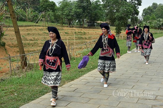 Nét khác biệt trong trang phục của phụ nữ Dao Tiền