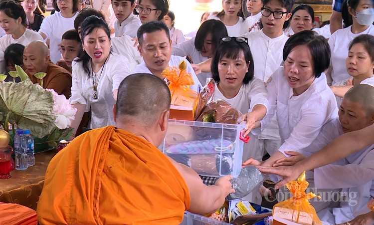 Lễ dâng y tắm mưa, cầu một mùa an cư bình an