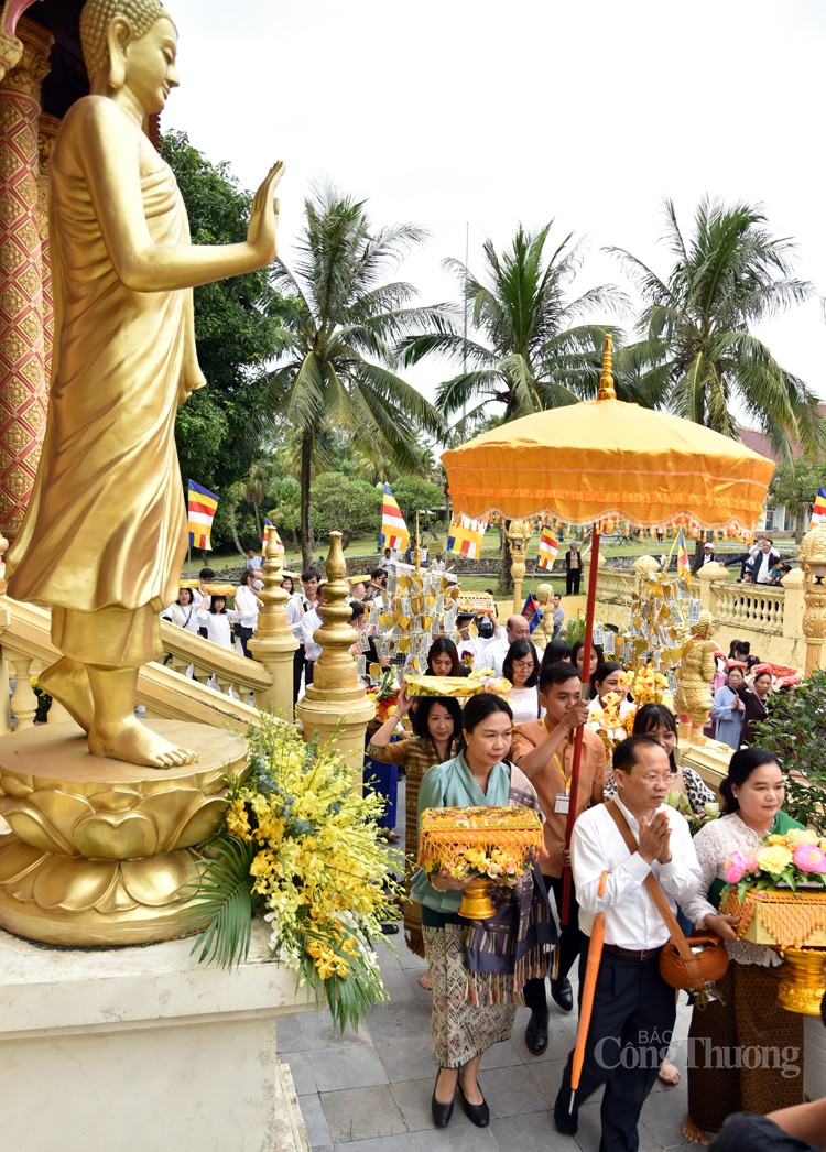Lễ dâng y tắm mưa, cầu một mùa an cư bình an
